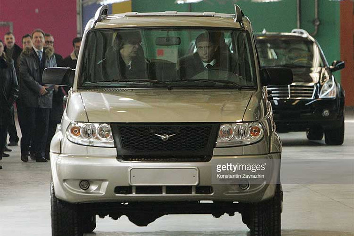 Trước đó trong một sự kiện, Tổng thống Nga Putin cũng đã từng cầm lái thử một xe UAZ (Ảnh: Gettyimages).