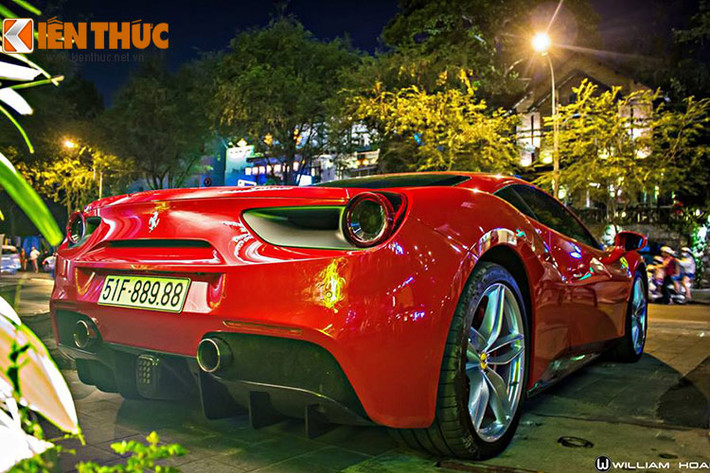Bên trong Ferrari 488 GTB có thiết kế khá năng động và mạnh mẽ. Cũng như những chiếc xe khác, 488 GTB có một cụm điều khiển ở giữa hai ghế, các lỗ thông hơi hệ thống điều hòa ở cạnh cửa và giữa bảng điều khiển, nhằm tối ưu hóa cho người sử dụng.