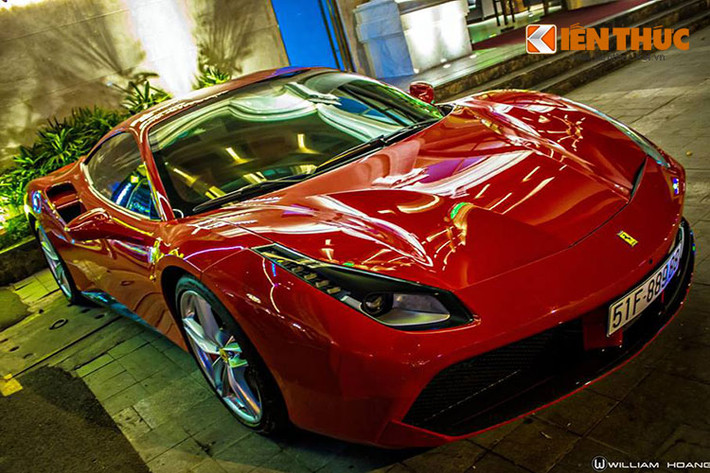 Được biết đến là một trong bốn chiếc siêu xe Ferrari 488 GTB đầu tiên có mặt tại Việt Nam, mới đây chiếc xe 488 GTB trong ngoại hình đỏ rực bất ngờ xuất hiện trên đường phố Sài Gòn với biển trắng siêu đẹp.