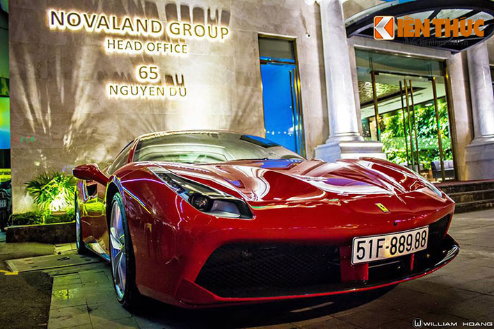 Về thiết kế tổng thể, siêu xe Ferrari 488 GTB có ngoại hình khoẻ khoắn cùng màu đỏ bắt mắt. Nó được hãng xe Ý gọt bỏ bớt những đường cong mềm mại như đàn anh 458 Italia. Thay vào đó là những nét cắt thẳng đứng đầy góc cạnh.