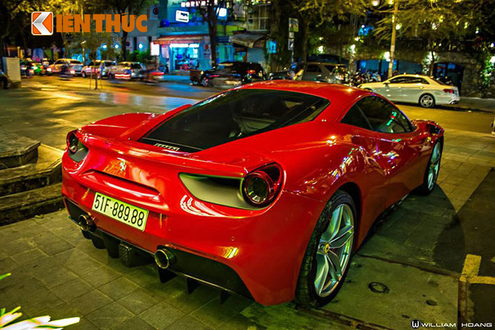 Đuôi xe 488 GTB nổi bật với bộ cản va sau thiết kể thể thao được tinh giản đường nét, gọn gàng hơn so với thế hệ đàn anh đi trước. Các đường nét bo tròn, mềm mại hơn. Hốc tản nhiệt được gắn tấm nhựa cứng thay vì lưới tản nhiệt như trên 458.