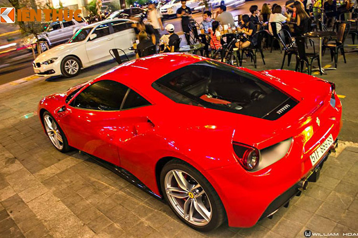 488 GTB sở hữu động cơ V8 3.9 lít, công suất cực đại lên tới 670 mã lực tại vòng tua 8.000 vòng/phút, momen xoắn cực đại 760 Nm. Nhờ vậy, xe có thể tăng tốc từ 0-100 km/h trong chưa đầy 3,0 giây, và từ 0-200 km/h chỉ trong 8,3 giây, trước khi đạt tốc độ tối đa vượt quá 330 km/h.