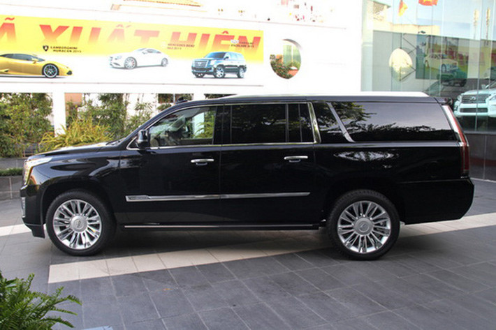 Chiếc SUV hạng sang cỡ lớn - Cadillac của Đàm Vĩnh Hưng có chiều dài tổng thể 5.179 mm, chiều rộng 2.044 mm, cao 1.889 mm và chiều dài cơ sở 2.946 mm. Với kích thước lớn như thế này nên đương nhiên Cadillac Escalade có trọng lượng 2.530 - 2.656 kg.