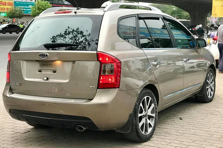 Kia Carens là mẫu xe gia đình 7 chỗ, phiên bản mới nhất ra mắt tại Việt Nam vào năm 2014 được thiết kế theo kiểu 5 + 2 dành riêng cho các gia đình và công sở được đánh giá cao về sự hợp lý trong thiết kế, vận hành. Xe sở hữu chiều dài tổng thể 4.545 mm, chiều rộng 1.820mm, chiều cao 1.650 mm