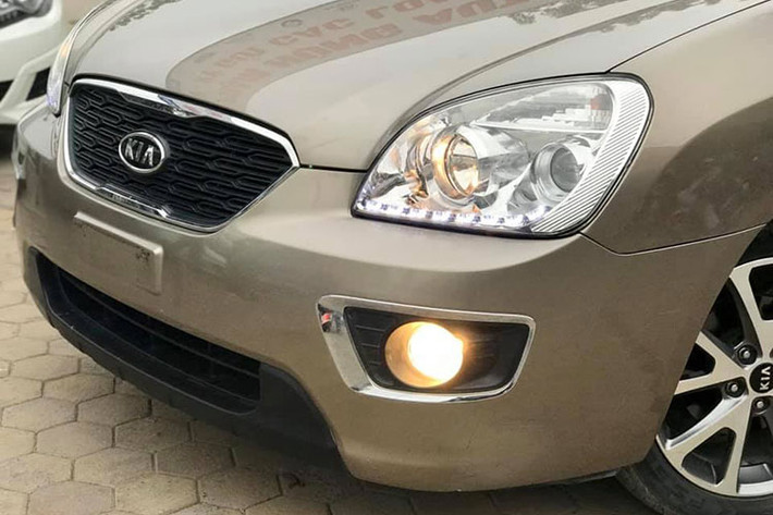 Thiết kế đầu xe Kia Carens có vẻ “hiền” hơn Toyota Innova nhưng vẫn không kém phần mạnh mẽ với thiết kế lưới tản nhiệt mũi hổ đặc trưng. Các chi tiết ngoại thất được xem là ấn tượng vào thời điểm mới ra mắt.