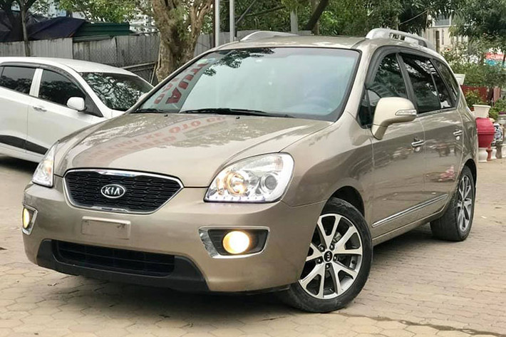 Vào thời điểm năm 2014, giá bán Kia Carens S là 619 triệu đồng cho bản số sàn và 639 triệu đồng cho bản số tự động. Chiếc xe trong bài viết này là Carens S bản số tự động, sau gần 5 năm sử dụng nó hiện đang được chủ nhân tại Hà Nội chào bán với mức giá hơn 400 triệu đồng.