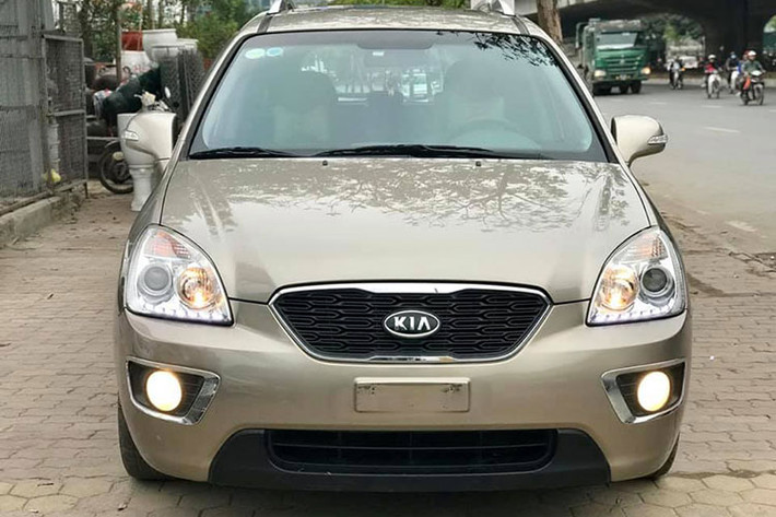 Mẫu xe Kia Carens 7 chỗ ngồi từng được xem là đối thủ của Toyota Innova, đã ngừng bán ở Việt Nam từ tháng 10/2016 để thay thế bằng "đàn em" Rondo. Tuy nhiên theo nhu cầu sư dụng và yêu thích, nhiều khách hàng hiện vẫn tìm kiếm Carens theo dạng qua sử dụng bởi mức giá hợp lý cùng sự tiện dụng cho cả gia đình.