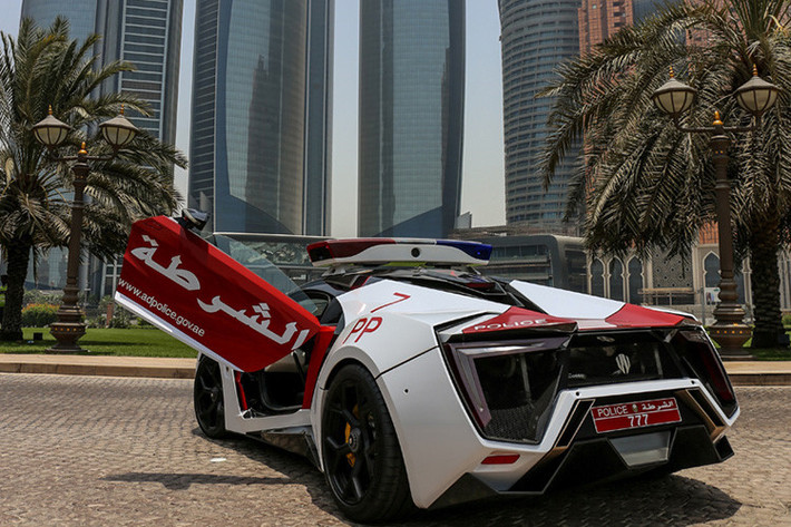 Với khả năng gia tốc từ 0-100 km/h trong 2,8 giây và từ 0-200 km/h trong chỉ 9,4 giây, HyperSport dễ dàng là một trong những chiếc xe cảnh sát nhanh nhất trên thế giới. Tốc độ tối đa của chiếc xe này cũng rất ấn tượng, ở mức 395 km/h.