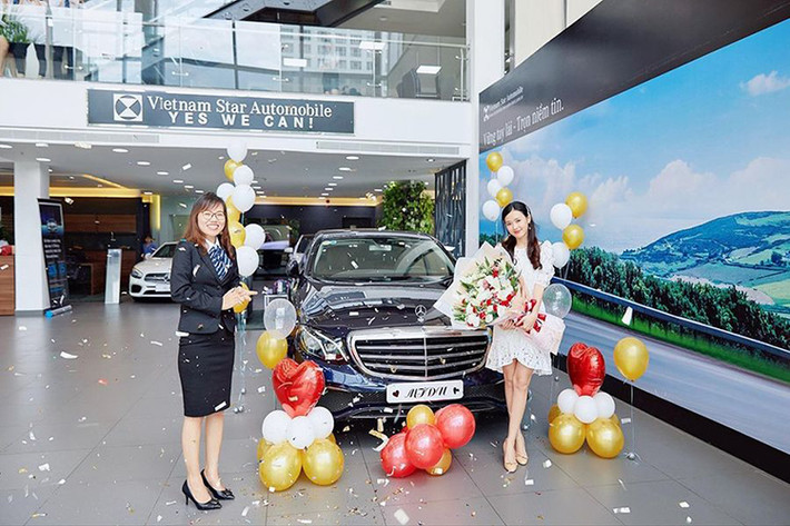 Việc tậu chiếc Mercedes-Benz E-Class phiên bản E200 cũng giúp hot girl Midu gia nhập vào câu lạc bộ những người nổi tiếng tậu xe Mercedes-Benz tại Việt Nam cùng với nhiều đồng nghiệp khác như Tim, Tuấn Hưng, Quang Hà, Ngô Kiến Huy, Miu Lê, Hương Tràm, Gil Lê và Di Băng...