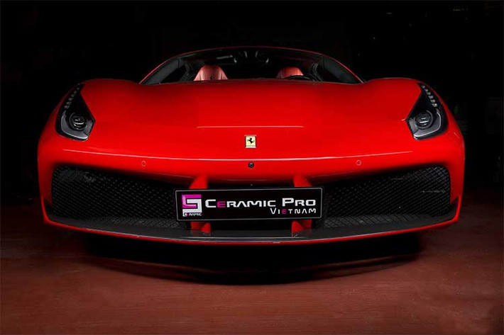 Ferrari 488 GTB của Tuấn Hưng mới “tậu” trước đó cũng được các đại gia siêu xe tại Việt Nam lựa chọn bổ sung cho bộ sưu tập của mình như; Cường "Đô-la", đại gia Minh "Nhựa", em trai thiếu gia Phan Thành...
