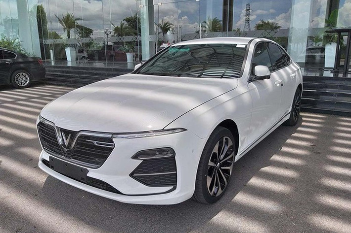Hiện tại, giá xe Vinfast Lux A2.0 thấp nhất là 1,099 tỷ đồng, cao nhất đã lên đến 1,348 tỷ đồng, cao hơn bản 2.5Q của Toyota Camry. Trong khi phiên bản SA2.0 có giá bán cao nhất là 1,814 tỷ đồng. VinFast cho biết, mức giá được điều chỉnh tăng nhưng vẫn dựa trên cơ sở chính sách “3 không” cộng với ưu đãi đang được áp dụng đối với hai dòng xe trên. Trong thời gian tới, dựa vào thực tế thị trường, giá xe sẽ tiếp tục được điều chỉnh đến khi về mức “3 không”.