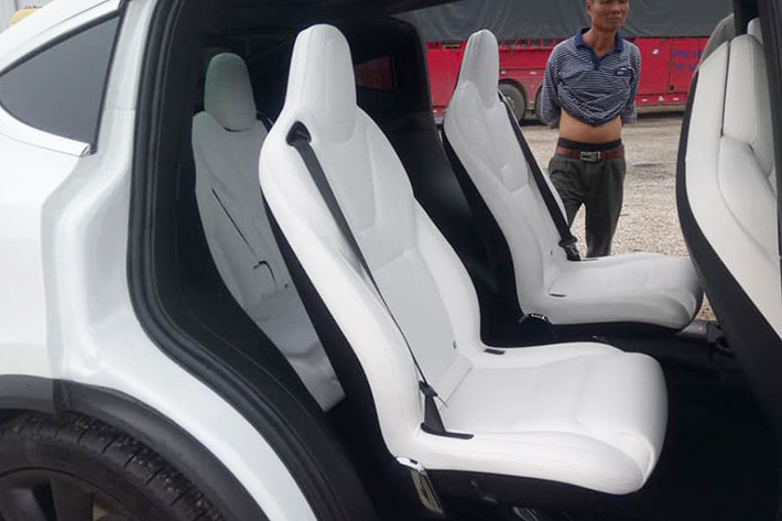 Nếu muốn có thông số ấn tượng trên, chiếc SUV điện này phải được kích hoạt ở chế độ Ludicrous từ đó cụm pin 100 kWh mới hoạt động hết công suất. Chỉ tính riêng cụm pin 100 kWh cũng có thể giúp chiếc SUV điện Tesla Model X P100D này tại Việt Nam hoàn thành quãng đường dài 289 dặm, tương đương 542 km rồi mới phải sạc lại đầy trở lại.
