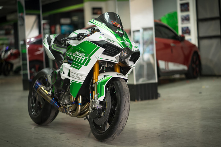 Tại Việt Nam, Kawasaki Ninja H2 có giá bán chính hãng gần 1 tỷ đồng. Chiếc siêu môtô hàng hiếm với tem 'Police Dubai' từng xuất hiện tại Đại hội môtô Miền Nam 2018.