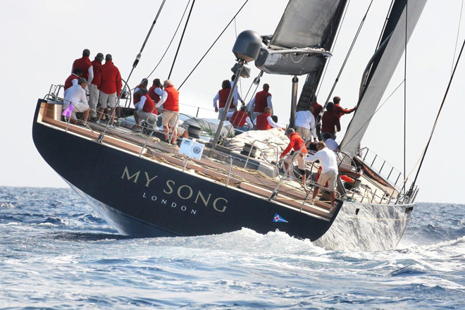 Pier Luigi là cháu trai của Pietro Loro Piana, nhà sáng lập công ty sản xuất vải cao cấp hàng đầu thế giới Loro Piana. Năm ngoái, Forbes ước tính tài sản của Pietro Loro Piana vào khoảng 1,6 tỷ USD.