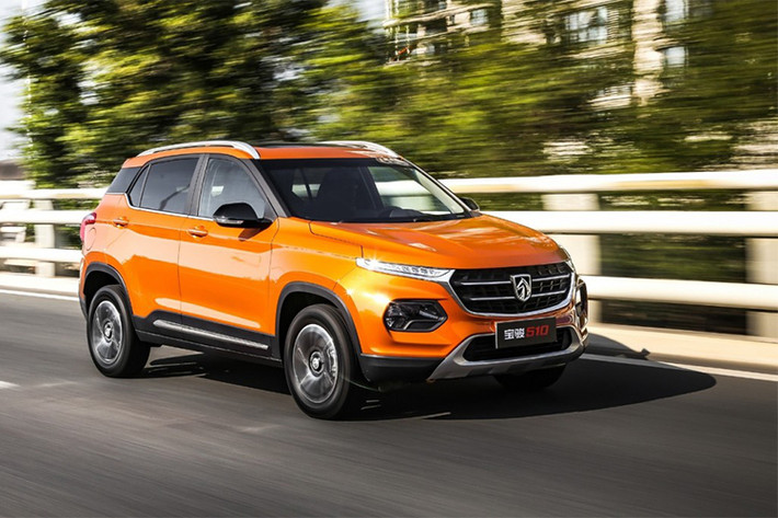 Mẫu xe crossover Baojun 510 mới sở hữu cấu hình với kích thước dài 4.220 mm, rộng 1.740 mm, cao 1.605mm, chiều dài trục cơ sở ở mức 2.550 mm. Các hốc bánh của Baojun 510 được ốp nhựa màu đen, khoảng sáng gầm cao, tạo cảm giác mạnh mẽ và đầy chất “offroad”.
