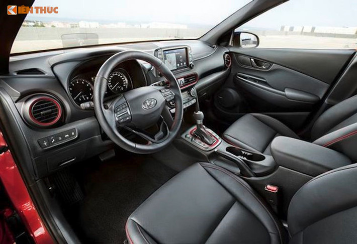 Bên trong Hyundai Kona 2018 sẽ có những trang bị tiêu chuẩn nổi bật như vô lăng và cần số bọc da, chìa khoa thông minh, khởi động nút bấm, cảm biến gạt mưa tự động, kết nối Bluetooth, hệ thống kiểm soát hành trình, camera lùi, định vị dẫn đường AVN và ghế sau gập 6:4 và hệ thống giair trí AUX/Radio/MP4 kèm âm thanh 6 loa...