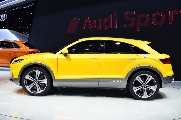 Hiện thiết kế chính thức của của mẫu SUV hạng sang Audi Q4 cũng đã được hoàn thiện từ cuối năm ngoái. Tương tự Q6 chạy điện sắp ra mắt và Q8 mới, Audi Q4 cũng sở hữu kiểu dáng SUV lai Coupe với phần nóc mượt mà cũng như cửa cốp theo phong cách liftback.