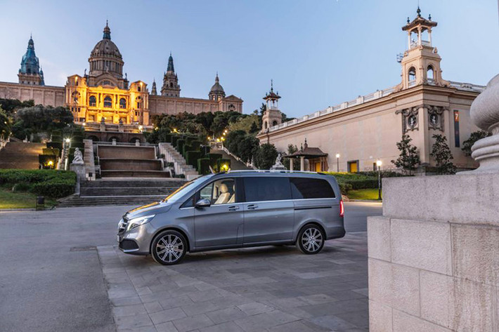 Hốc gió còn đi kèm viền mạ crôm giúp chi tiết này càng được nhấn mạnh hơn. Ngoài ra, Mercedes-Benz V-Class 2019 còn được bổ sung gói AMG Line tùy chọn, bao gồm lưới tản nhiệt nan đơn sáng bóng và 3 hốc gió giúp phần đầu xe trông thể thao hơn.