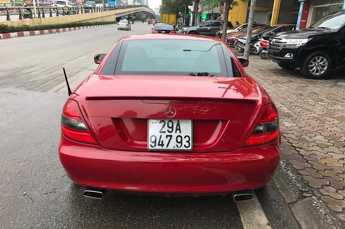 Nếu so sánh với một chiếc Audi TT cùng thế hệ, có cùng mức giá mua mới hơn 2 tỷ đồng và cùng mức giá bán lại ở thời điểm hiện tại, tuy nhiên mẫu xe Mercedes-Benz SLK bị Audi TT bỏ xa với thông số 200 mã lực và thời gian tăng tốc từ 0-100 km trong 6 giây.