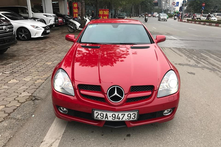 Mercedes-Benz SLK 200 2010 được trang bị động cơ 4 xy-lanh tăng áp, dung tích 1.8L, công suất tối đa 163 mã lực và mô-men xoắn 240 Nm. Chiếc xe thể thao mất 8 giây để có thể đạt tới vận tốc 100km/h từ trạng thái tĩnh trước khi chạm ngưỡng tốc đội tối đa 230 km/h.