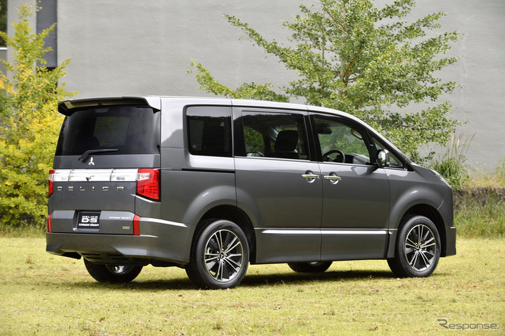 Trong khi đó, thiết kế sườn xe của Mitsubishi D:5 Delica 2019 lại gần như không thay đổi so với thế hệ cũ. Vành có đường kính dao động từ 16 - 18 inch và cụm đèn hậu nối liền với nhau, vắt ngang cửa cốp sau là những chi tiết thiết kế nổi bật khác của Mitsubishi D:5 Delica 2019.
