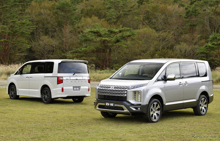 Tại thị trường Nhật Bản, mẫu MPV này được chia thành 2 bản là D:5 Delica và Urban Gear. Trong đó, bản D:5 Delica có đặc điểm nhận diện là tấm ốp gầm màu bạc trên đầu và đuôi xe cùng bộ vành 7 chấu. Riêng bản Urban Gear được trang bị lưới tản nhiệt khác biệt với những thanh mạ crôm nằm ngang, cản va cùng màu thân xe và hốc gió trên đầu xe nối liền với đèn sương mù chứ không bị ngăn cách như ở bản D:5 Delica.