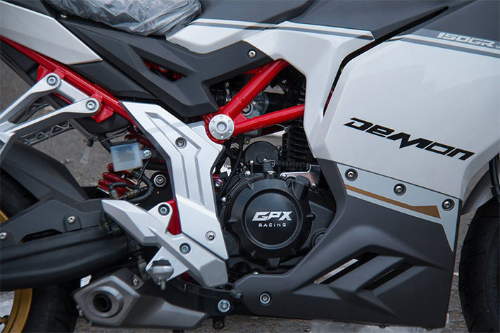Demon 150RG sở hữu khối động cơ hoàn toàn khác biệt so với Demon 125 với dạng máy đứng SOHC 2 van xi-lanh đơn, làm mát bằng không khí, dung tích 149cc. Động cơ vãn dạng chế hòa khí, kèm hộp số 5 cấp.