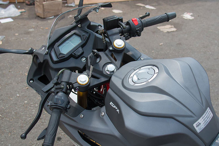 Được thiết kế theo kiểu dáng siêu môtô nhà Ducati, chiếc xe máy côn tay thể thao này được trang bị ghi-đông trọng tâm thấp để đem tới cảm giác lái cá tính hơn. Bảng đồng hồ trên mẫu xe côn tay GPX Demon 150GR vẫn có dạng LCD như "người anh em" Demon 125, tuy nhiên sở hữu thiết kế hơi có một chút khác biệt.