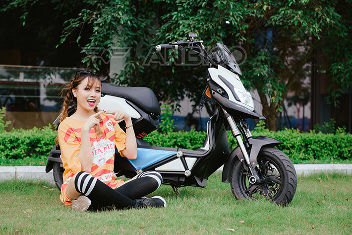 Cụm tay lái của Zoé cũng được thiết kế khá thú vị với hai bình dầu cho hai phanh đĩa trước sau được đặt nổi bật trên ghi đông xe. Gương xe góc cạnh tích hợp trang trí dạng đèn LED như trên gương chiếu hậu của những chiếc xe hơi hạng sang. Các phím bấm điều khiển được gia công tốt, bố trí hợp lý thuận tiện cho người sử dụng.