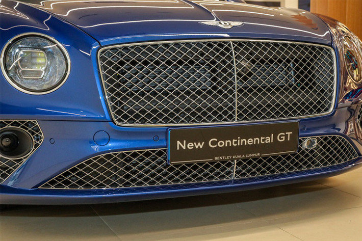 Nhìn tổng thể thiết kế của Bentley Continental GT First Edition 2018 không có gì thay đổi so với bản tiêu chuẩn. Các kích thước cụ thể bao gồm chiều dài tổng thể 4.850 mm, rộng 1.954 mm và cao 1.405 mm. Riêng chiều dài cơ sở tăng thêm 105 mm lên 2.851 mm.
