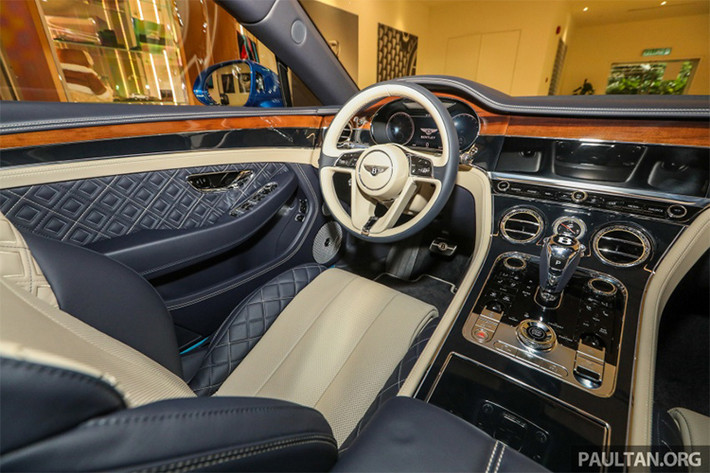 Giống với bản tiêu chuẩn, Bentley Continental GT First Edition 2018 cũng có màn hình "3 trong 1" mang tên gọi Rotating Display. Ở màn hình đầu tiên là cảm ứng 12,3 inch hiển thị hàng loạt tính năng của xe... hệ thống âm thanh với dàn loa 650 W, hoặc tuỳ chọn với Bang & Olufsen 1.500W hoặc dàn âm thanh Naim 2.200W.