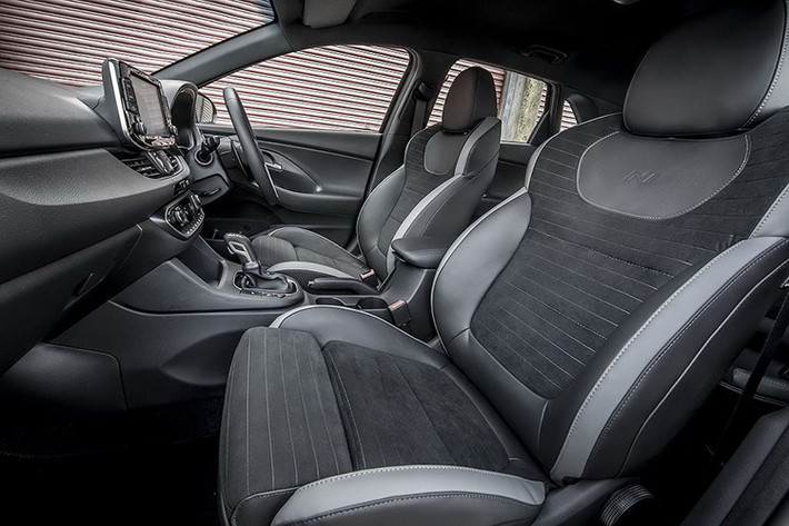 Các trang bị an toàn của chiếc xe Hyundai i30 N Line giá rẻ mới này cũng được chú trọng với phanh tự động khẩn cấp, hệ thống hỗ trợ giữ làn, cảnh báo chuyển làn, cảnh báo người lái mất tập trung và hỗ trợ khởi hành ngang dốc..., không hề kém cạnh bản cao hơn.