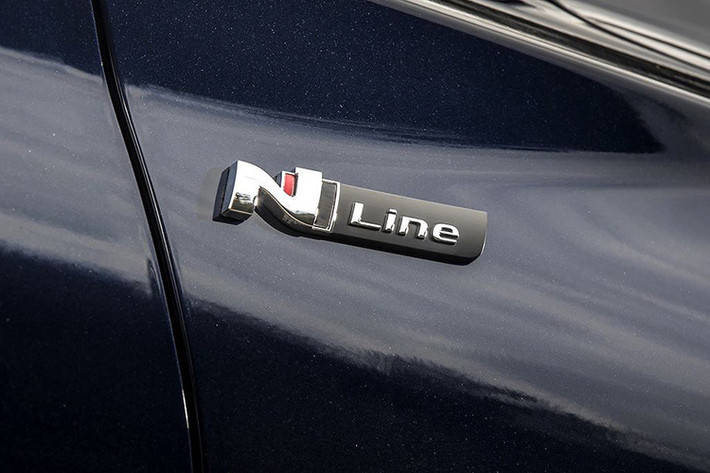Ngoài ra trên mẫu xe này, các chi tiết khác biệt như huy hiệu có gắn chữ "N Line". Ở thân và đuôi xe i30 sẽ vẫn được hãng xe ôtô Hyundai giữ lại các đường gân dập nổi, bộ la-zăng 5 chấu kép có kích thước lớn lên tới 18 inch, hệ thống ống xả kép được đặt lệch cá tính.