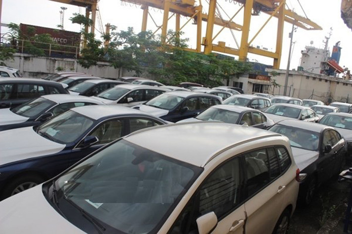Theo Hải quan TP HCM cho biết, có tới hơn 450 chiếc xe sang BMW của Công ty Cổ phần ôtô châu Âu (Euro Auto) nhập về từ cuối năm 2016 tại cảng Container Quốc tế TP.HCM (VICT) đang thông quan đã bị cơ quan hải quan dừng thông quan sau khi Cục Điều tra chống buôn lậu (Tổng cục Hải quan) phát hiện sai phạm trong việc nhập khẩu.