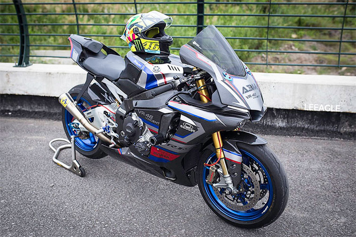Chiếc Yamaha R1M này sau khi được hoàn thành với hàng loạt đồ chới "hàng hiệu" đã mang một phong cách đường đua hoàn toàn mới lạ so với nguyên bản trước đây. Hiện chi phí gói độ cho xe không được chủ nhân tiết lộ nhưng chắc chắn nó không hề rẻ, nhằm xứng với mức giá gần 900 triệu đồng của siêu môtô nhà Yamaha.