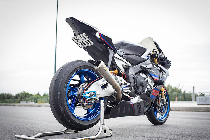 Trên siêu môtô Yamaha R1M này, chủ xe đã trang bị hệ thống ống pô Arrow titanium với patch treo đúng tiêu chuẩn WSBK. Bộ pô này sẽ gia tăng đáng kể công suất của xe, đặc biệt sau khi hệ thống ECU được flash lại theo tiêu chuẩn mới, mạnh hơn, khó chịu hơn và thật sự ấn tượng hơn.