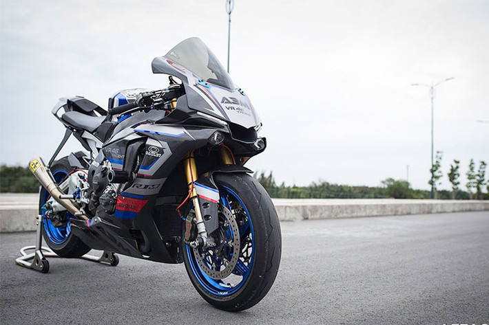Siêu môtô Yamaha R1M là phiên bản đặc biệt của dòng R1, với số lượng sản xuất giới hạn chỉ 500 chiếc trên toàn Thế giới. So với R, R1M có các cải tiến như phuộc Öhlins ERS bán chủ động, quây gió bằng sợi carbon và được tích hợp sẵn hệ thống Communication Control Unit (CCU), cho phép người dùng tải về các dữ liệu GPS thông qua wifi và thiết lập các chế độ chạy theo từng điều kiện.