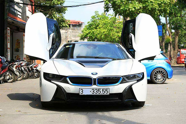 Ngay ở lần đầu được ra mắt ra mắt, BMW i8 (còn được gọi với biệt danh "siêu xe xanh") đã khiến cả thế giới xe "sốc" vì thiết kế hiện đại như bước ra từ trong phim viễn tưởng bởi thiết kế bề ngoài. Đáng chú ý nhất chính là việc hãng xe BMW của Đức đã thiết kế độc đáo ngoại hình với hai cánh cửa Lambo Door mang đậm chất tương lai.