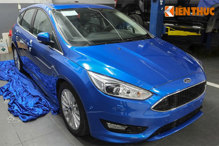 Phiên bản nâng cấp Ford Focus 2016 vừa xuất hiện tại Việt Nam có ngoại hình bắt mắt trẻ trung theo phong cách của Fiesta và hao hao đường nét của hãng xe thể thao Anh, Aston Martin.