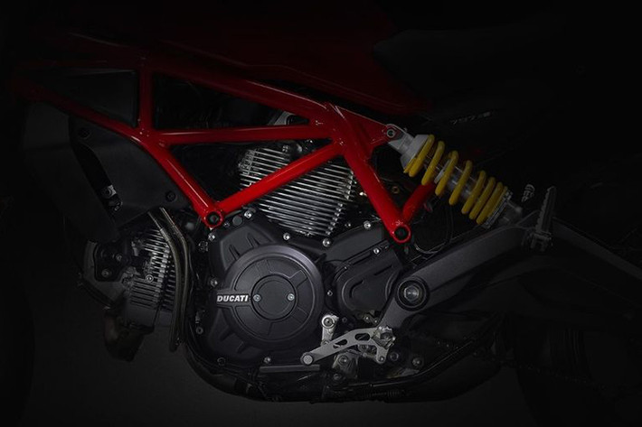 Nằm giữa bộ khung của xe là khối động cơ Desmodue 803cc làm mát bằng không khí, có công suất tối đa 75 mã lực, mô-men xoắn cực đại 68,8 Nm và có côn sliper clutch. Đây chính là khối động cơ từng được hãng xe Ducati sử dụng cho mẫu xe bán chạy nhất của mình là Scrambler.