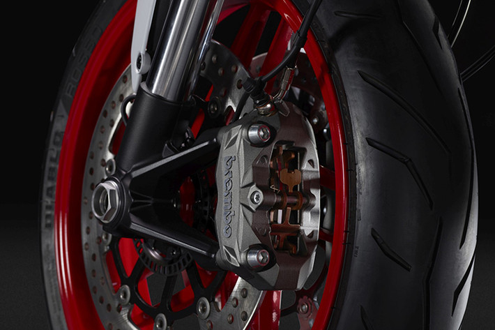Thay vì mâm 3 cánh, Monster 797 mới đã sử dụng mâm 5 cánh kép quen thuộc của phiên bản Monster 821 hay Panigale 959 hiện nay, kèm lốp 120/70/17. Xe có phuộc trước USD 43 mm của KYB, kết hợp với hệ thống phanh đĩa kép với heo M4.32 cao cấp giống nhiều dòng xe Ducati khác.