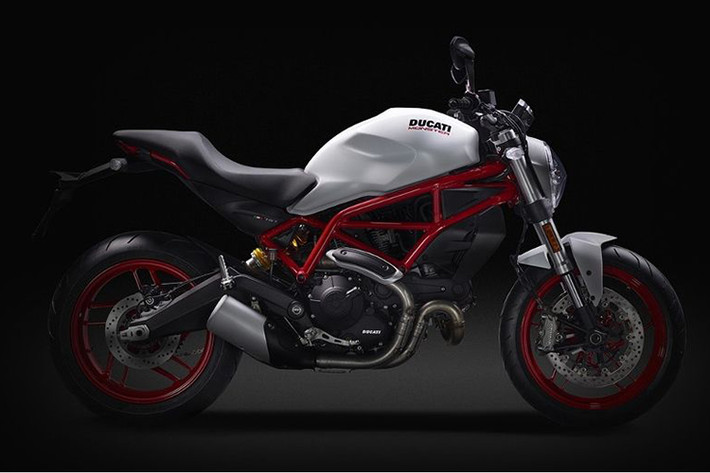 Tuy nhiên trên mẫu xe naked-bike tầm trung mới này, xe vẫn được trang bị phanh ABS trước sau sử dụng module Bosch 9.1MP và đặc biệt là sự xuất hiện của cổng USB cùng hệ thống kết nối điện thoại Ducati Multimedia System qua Bluetooth như các đàn anh phân khúc lớn hơn hiện nay.