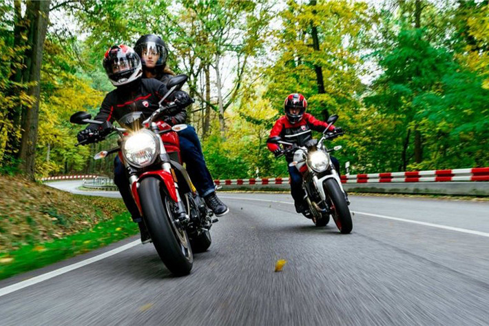 Từng có mức giá 7895 Bảng (tương đương 222 triệu đồng). tại thị trường Anh quốc vào cuối năm 2016 - so với mức giá niêm yết tại thị trường Thái Lan, mức giá của Ducati Monster 797 cũng không chênh lệch quá nhiều. Dự đoán khi về đến thị trường Việt Nam và phân phối chính hãng, mẫu xe này sẽ có mức giá dưới 300 triệu đồng.