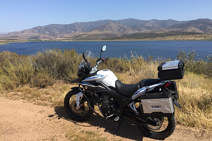 Tuy nhiên, so với những mẫu xe đa dụng ngoài thị trường như BMW GS Adventure với yên cao chót vót và nặng nề , CSC RX3 2016 có thể tạo cảm giác yên tâm hơn cho các biker, nhất là những người còn “non tay”.