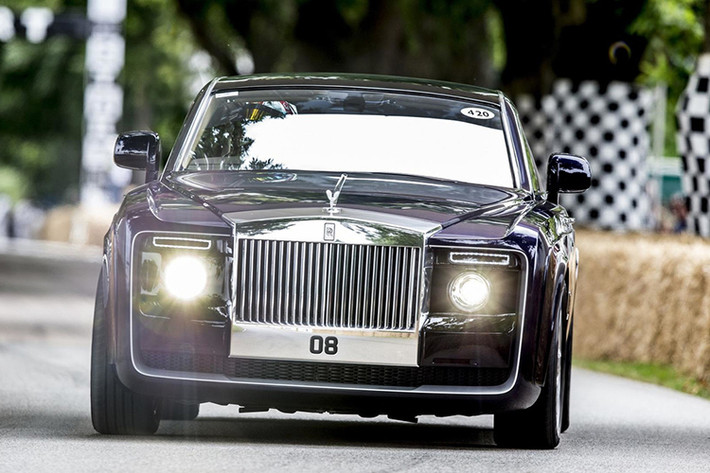 Đó chính là lý do mà mẫu siêu xe sang Rolls-Royce Sweptail "độc nhất vô nhị" này có phần thiết kế không hề giống bất cứ một chiếc Rolls-Royce nào từng có trước đó. Chiếc xe với phần đuôi vuốt về sau cùng trần kính kéo dài suốt từ đầu đến đuôi xe tạo cảm giác liền mạch.