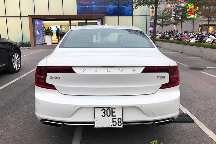 Volvo S90 Inscription sử dụng chung động cơ 2.0l 4 xi-lanh, tuy nhiên bản Momentum được trang bị cả tăng áp lẫn siêu nạp để cho công suất lên tới 316 mã lực. Với động cơ dung tích nhỏ, chiếc xe sẽ được lợi về thuế TTĐB. Phiên bản T5 Inscription này được trang bị hộp số tự động 8 cấp kết hợp với hệ dẫn động cầu trước.