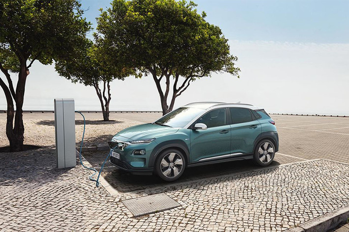 Ngoại hình của Hyundai Kona chạy điện mới ra mắt thị trường không khác nhiều so với phiên bản chạy xăng nhưng được tinh chỉnh lại với hình dáng đặc thù của xe điện. Cụ thể là lưới tản nhiệt dạng khép kín được thay thế, bộ mâm đúc kiểu mới và phong cách có phần hiền lành hơn.