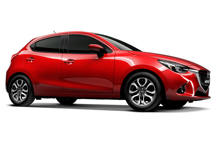 Mazda2 bản nâng cấp mới có ít thay đổi ở ngoại hình, ngoại trừ đèn sương mù halogen thay bằng LED và xi-nhan trên gương chiếu hậu mảnh hơn. Đáng chú ý trên mẫu xe này là các chi tiết như hệ thống đèn pha và đèn định vị dạng LED, gạt nước mưa tự động... được làm mới lại.