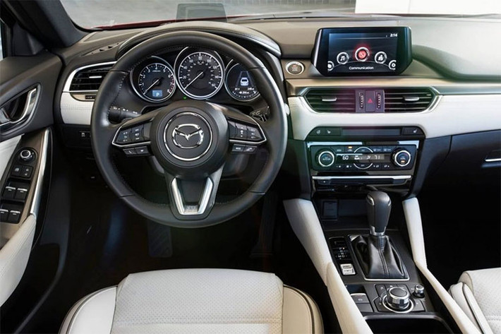 Bên trong nội thất cuả Mazda2 bản nâng cấp cũng có thiết kế mới mẻ hơn nhờ vô-lăng kiểu giống các mẫu xe "đàn anh" là Mazda3, Mazda6 và CX-5. Màn hình trung tâm với hệ thống Mazda Connect cũng khác biệt. Tuy nhiên, phanh tay vẫn chỉnh cơ chứ chưa được nâng cấp điện tử.