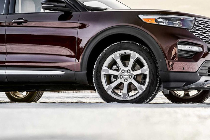 Tại thời điểm ra mắt, Explorer chỉ có thêm một cấu hình động cơ nữa là loại V6 3.0L EcoBoost 365 mã lực, 514 Nm. Phiên bản hybrid Limited đã được xác nhận nhưng chưa được công bố thông số còn bản ST hiệu suất cao chắc sẽ phải chờ đến sang năm. Phiên bản này hứa hẹn sẽ sở hữu không dưới 400 mã lực và 540 Nm mô-men xoắn.